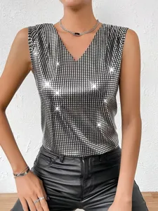 Dettaglio top smanicato argento con scollo a V e trama metallica a griglia lucida