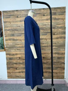 Vista laterale di un elegante abito estivo blu scuro su un manichino da sarto professionale.