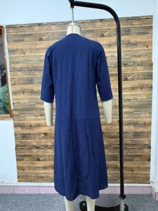 Vista posteriore di un elegante abito da vacanza blu navy a maniche lunghe su un manichino