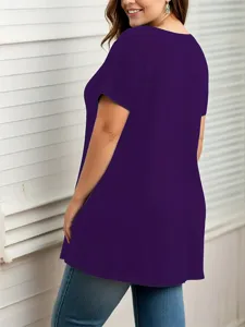 Seitenansicht eines lila Damen-T-Shirts in Übergröße mit Rundhalsausschnitt.
