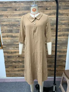 Abito midi estivo da donna elegante color kaki con revers francese su manichino