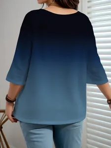 Vista posteriore dettagliata della maglietta casual da donna con sfumatura blu alla moda