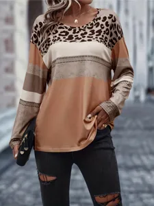 Dettaglio maglia casual da donna a maniche lunghe con stampa leopardata e motivo a righe