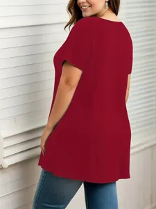 Detailansicht eines dunkelroten Kurzarm-T-Shirts mit Rundhalsausschnitt in Übergröße