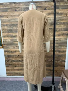 Vista posteriore dettagliata di un elegante abito midi kaki in stile francese elegante