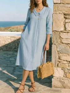Elegante abito midi azzurro con rever francese e bottoni in legno per le vacanze estive