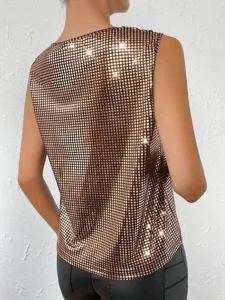 Vista posteriore dettagliata di un top senza maniche in maglia metallica oro rosa per donna