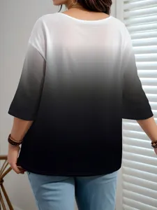 Vista posteriore di un'elegante maglietta da donna a girocollo con sfumatura bianca e nera