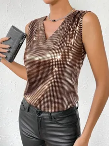 Vista dettagliata del tessuto a griglia metallica bronzo su un elegante top senza maniche.
