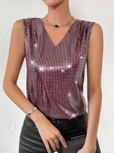 Dettaglio del top smanicato con scollo a V oro rosa e trama a quadretti metallici