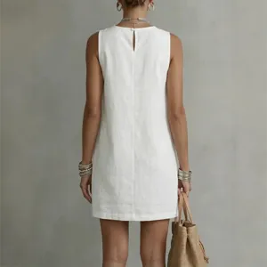 Elegante vestido corto bohemio blanco sin mangas con ajuste holgado y cuello redondo