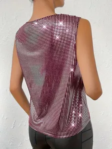 Vista posteriore dettagliata di un gilet senza maniche metallizzato rosa scintillante