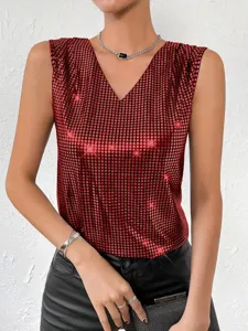 Dettaglio del motivo a griglia rosso metallizzato su un'elegante canotta con scollo a V