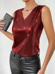 Dettaglio di un top rosso smanicato con scollo a V e motivo a griglia metallica