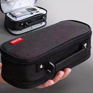 Vista detallada de un estuche negro de cinco capas con gran capacidad sostenido por una mano