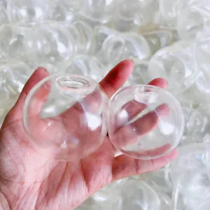Nahaufnahme von 5cm klaren hohlen TPR-Kugeln für DIY handgefertigte Stressabbau-Spielzeuge.