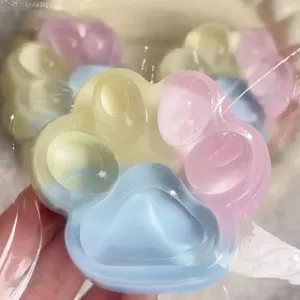 Detaillierte Nahaufnahme der weichen Gelee-Textur dieses pastellfarbenen Katzenpfoten-Spielzeugs