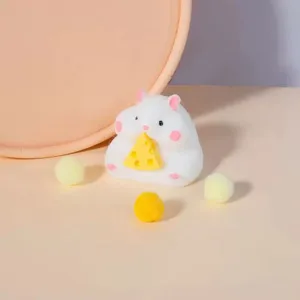 Detailaufnahme eines süßen weißen Hamster-Squishys, der einen kleinen Käse hält