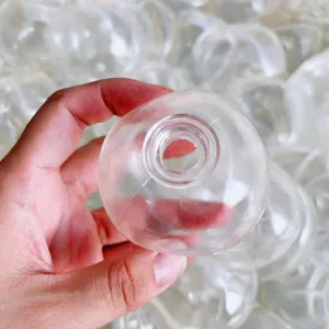 Nahaufnahme einer 5 cm großen, transparenten TPR-Hohlkugelhaut für DIY-Stressabbau-Spielzeuge