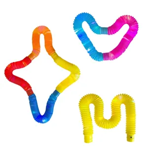 Giocattolo pop tube LED 29mm piegato a forma di cuore e stella su un fondo bianco