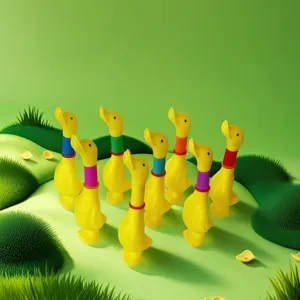 Primo piano di paperelle gialle con colli estensibili colorati su sfondo verde
