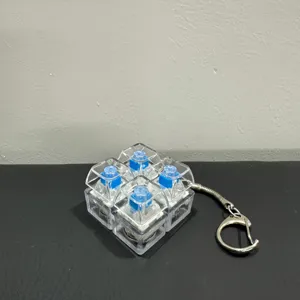 Λεπτομέρεια του διαφανούς παιχνιδιού fidget με 4 μπλε μηχανικούς διακόπτες και μπρελόκ κλειδιών