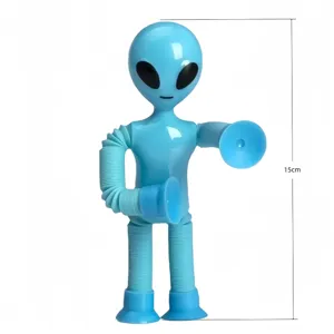 Vista detallada del juguete alienígena azul que muestra la dimensión de 15cm de altura.