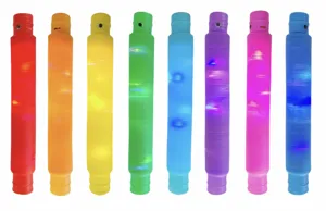 Dettaglio di otto tubi pop a LED colorati e luminosi disposti ordinatamente su uno sfondo bianco