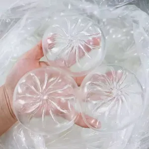 Detaillierte Ansicht von drei transparenten 5cm TPR-Hohlkugeln mit Spiralstruktur für DIY-Spielzeug