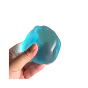 Juguete antiestrés azul translúcido con función de rebote lento sostenido en mano