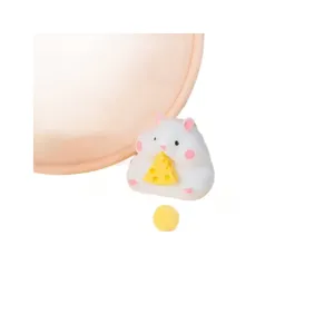 Niedliches weißes Hamster-Squishy-Stressabbauspielzeug mit einem Stück gelbem Käse auf weißem Grund.