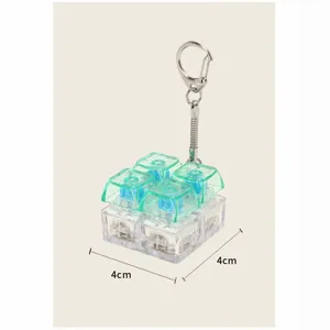 Detalle de llavero fidget con 4 interruptores mecánicos, dimensiones 4x4cm, diseño claro