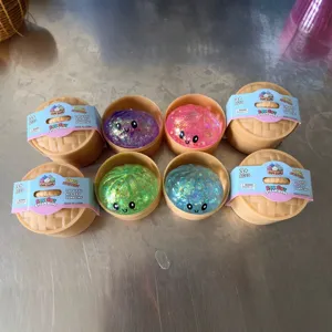 Λεπτομερής προβολή παιχνιδιών squishy με γκλίτερ σε σχήμα ψωμιού ατμού
