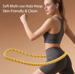 Mujer usando un hula hoop blando amarillo para fitness de abdomen y ejercicio.
