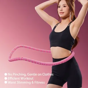 Mujer asiática en ropa deportiva usando un hula hoop flexible rosa para ejercicio de cintura