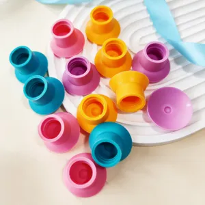 Nahaufnahme von bunten TPR-Saugnapf-Spielzeugteilen für kreatives DIY-Anti-Stress-Spielzeug