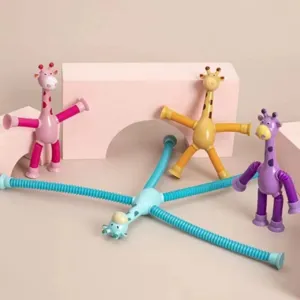 Detailansicht von vier bunten Giraffen-Pop-Tube-Spielzeugen mit Saugnäpfen und Gliedmaßen.