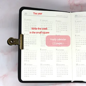Vista de cerca de la página del calendario anual 2025 en un planificador minimalista