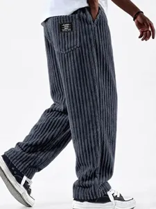 Modische Herren Cordhose in Anthrazit, lockere Passform mit einem weiten Bein-Schnitt