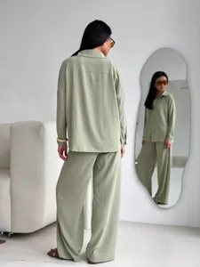 Elegante set da relax due pezzi verde salvia con camicia oversize e pantaloni larghi