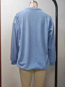 Detailansicht der Rückseite eines hellblauen locker sitzenden Sweatshirts auf einer Puppe