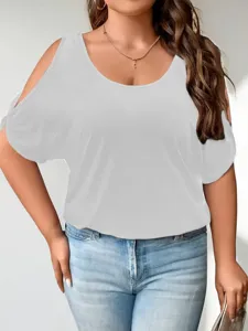 Dettaglio di una t-shirt grigia taglie forti con spalle scoperte e tessuto morbido