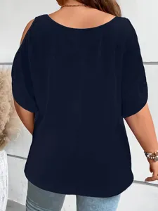 Dettaglio posteriore di un'elegante maglietta blu scuro taglie forti con spalle scoperte