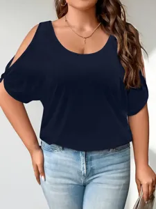 Dettaglio maglietta blu navy con spalle scoperte, vestibilità ampia e scollatura a girocollo