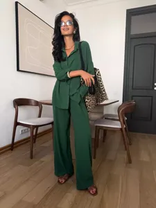 Elegante set due pezzi verde scuro con camicia a maniche lunghe e pantaloni a gamba larga