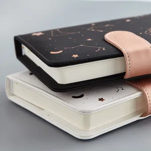 Agenda de Constelaciones 2025 Cuaderno A6 de Cuero Sintético Diseño de Estampado en Oro Cierre Magnético Oficina