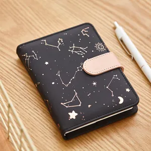 Cuaderno planificador constelación 2025 con lámina de zodiaco oro rosa y cierre rosa