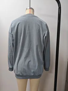 Rückansicht eines grauen Cord-Sweatshirts an einer Schneiderpuppe, Oversize-Schnitt.