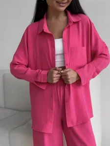 Primo piano del set casual a due pezzi rosa acceso testurizzato con camicia e pantaloni