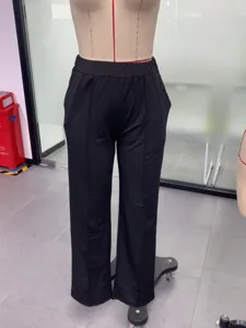 Detailansicht der schwarzen Damen-Hose mit hoher Taille und weitem Bein an der Schneiderpuppe